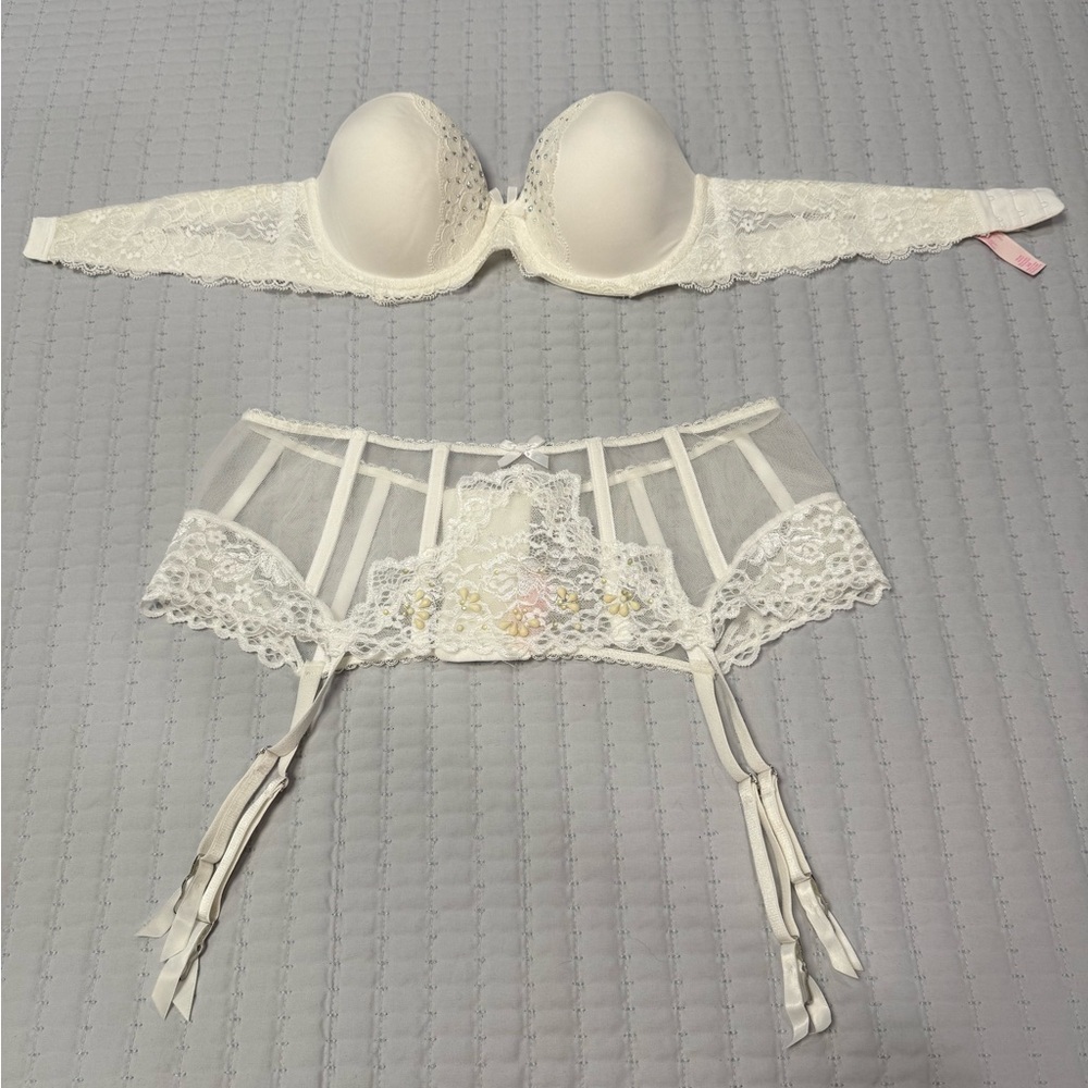 Victoria Secret Elegant Lace White Bra and Garter Set